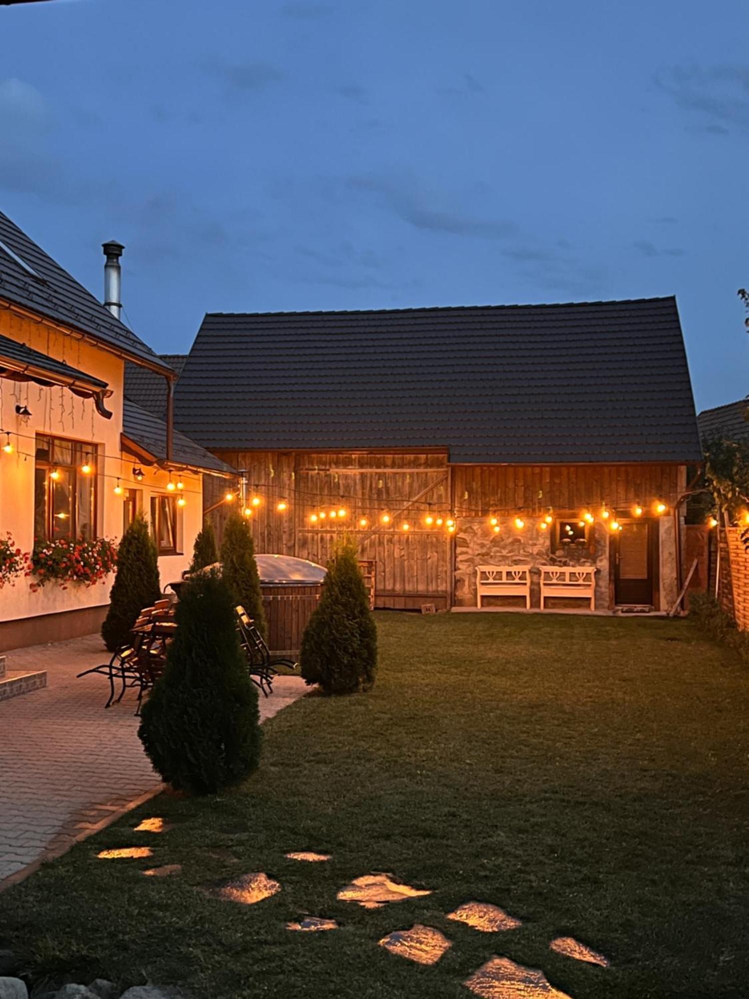 Famives Vendeghaz Bed & Breakfast Racu Ngoại thất bức ảnh